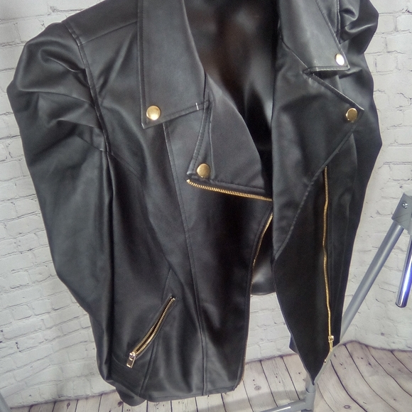 Fashion Nova Jackets & Blazers - FASHION NOVA LEATHER JACKET 🙎‍♀️💚